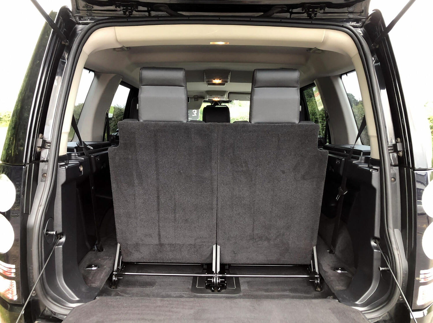 Used LAND ROVER DISCOVERY 4 2014 Black in PoultonLeFylde, Lancashire